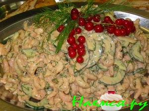 Салат из креветок с огурцом под соусом