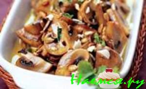 Салат из шампиньонов с орехами и черносливом