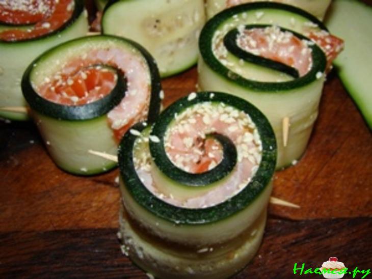 Рулетики из цуккини с семгой и грибным соусом