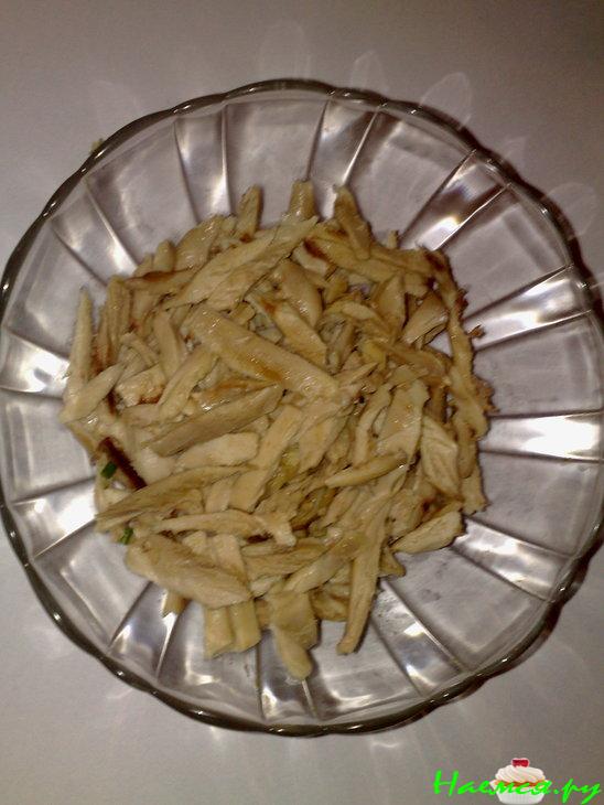 Салат "Любимый" с курицей, шампиньонами и ветчиной