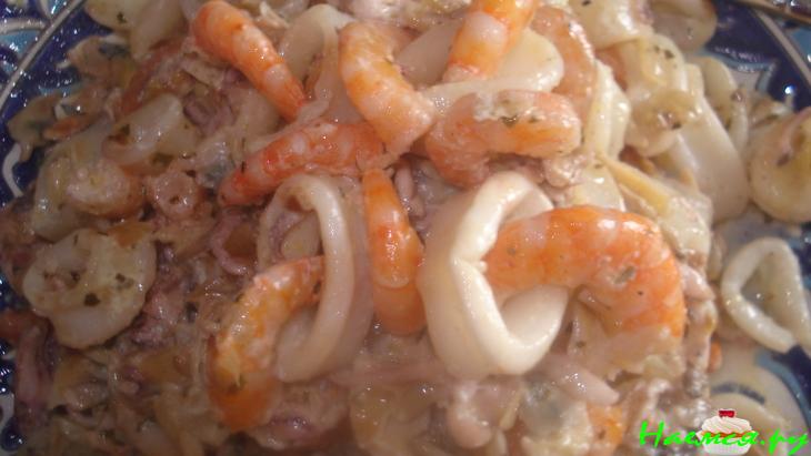 Салат из морепродуктов с луком в сметане