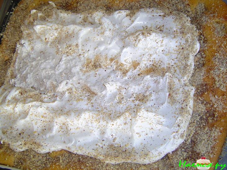 Яблочный торт под шапкой безе