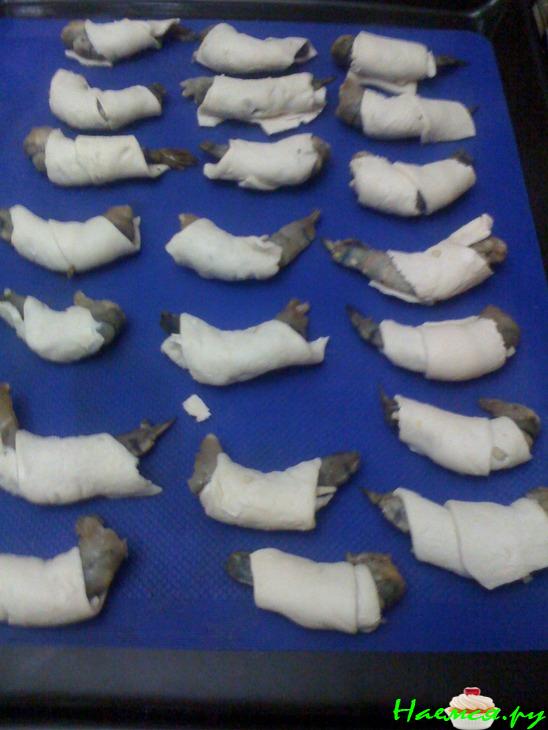 Тигровые креветки в слоенных рулетиках