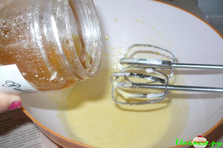 Медовый пирог с орехами