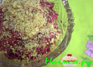 Салат из свеклы, чернослива и грецкого ореха Салат из свеклы, чернослива и грецкого ореха