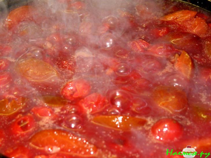 Курица с ореховой начинкой и сливово-вишнёвым соусом