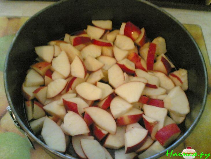 Яблочный пирог с финиками и орехами