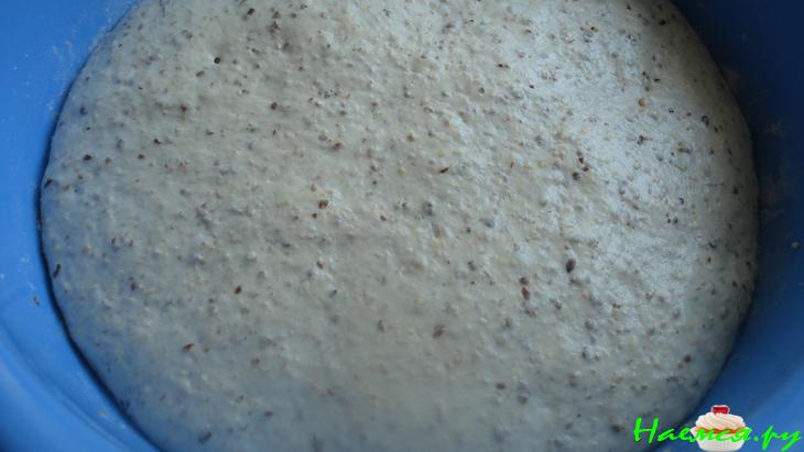 Золотистый хлебушек с семенами льна и овсяными хлопьями