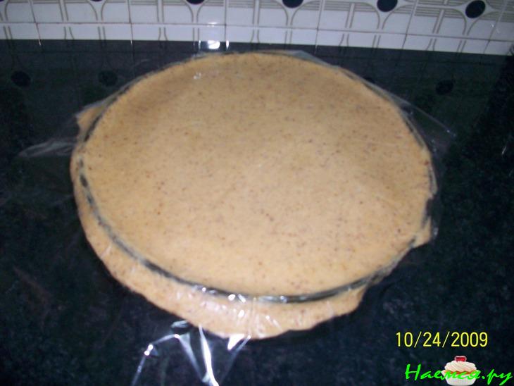 Закрытый яблочный пирог с изюмом и орехами 