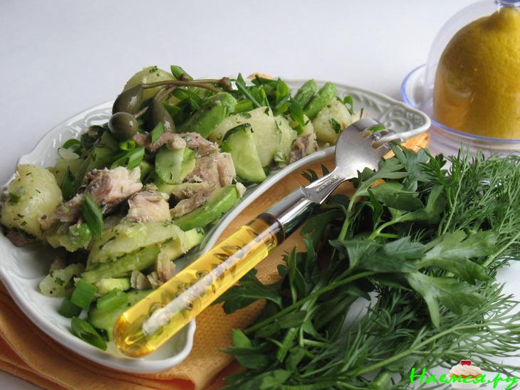 Картофельный салат с рыбкой и авокадо