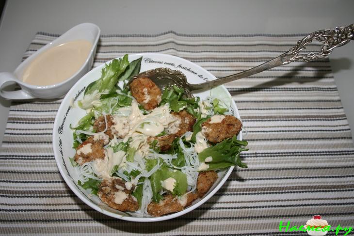 Салат фризе с грибами и рисовой лапшой