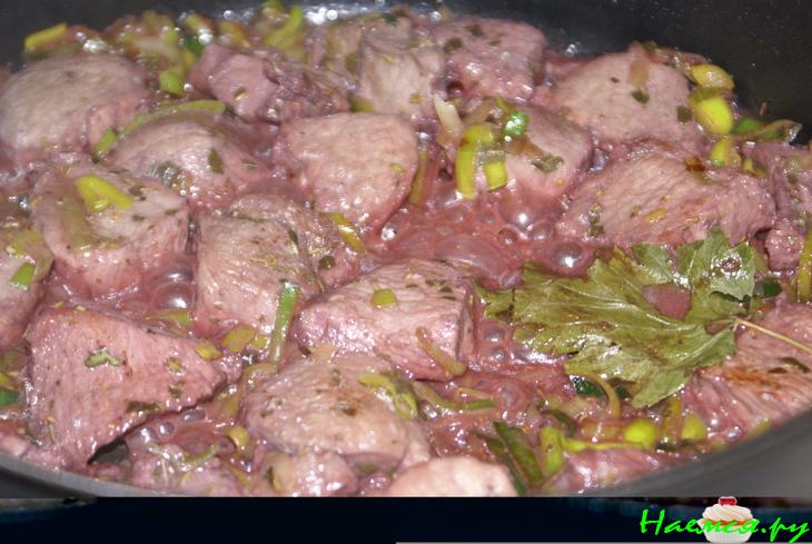 Телятина с вишней и розмарином в шоколадном соусе