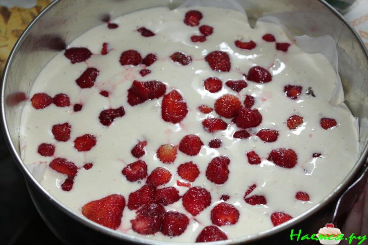 Бисквитный пирог с клубникой 