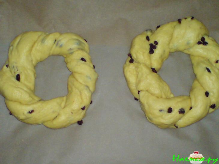 Куличи дрожжевые с шафраном и коринкой