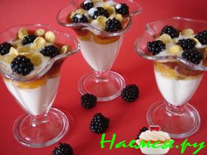 Десерт из йогурта с фруктами