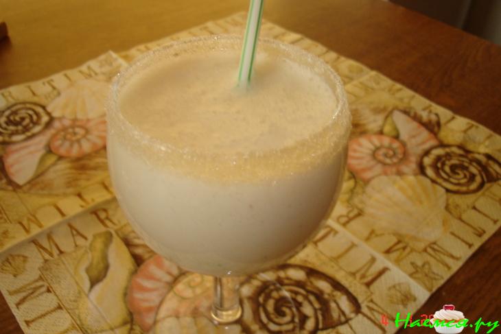 Банановый коктейль с мороженным