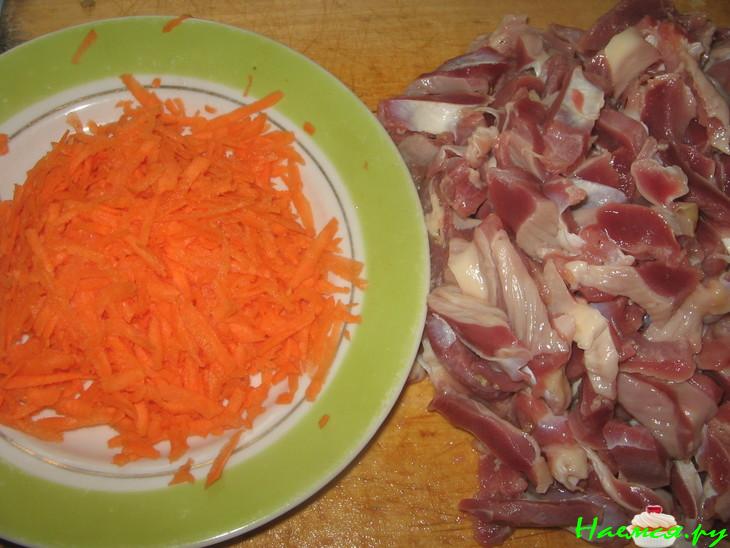 Поджарка из куриных желудков с подливкой