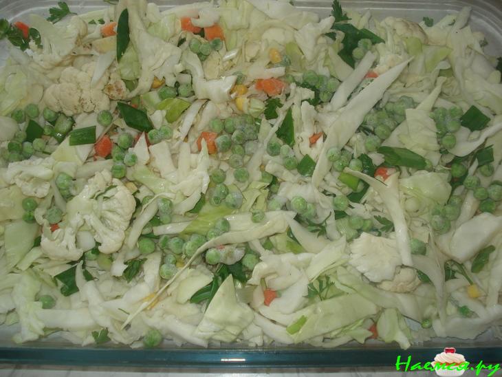 Голубцы в куриных шкурках на овощной подушке