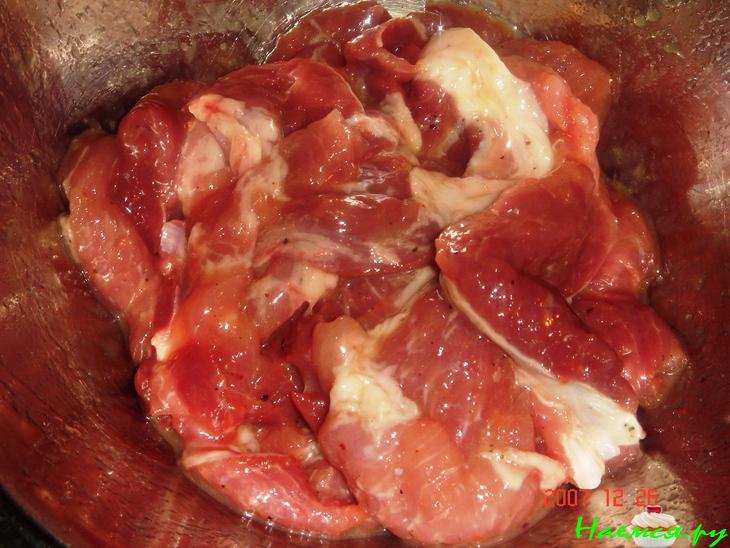 Соус и мясо (отбивные замаринованные в яйце)