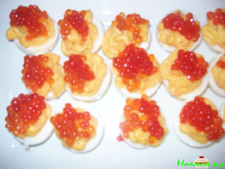 Яйца фаршированные с красной икрой Яйца фаршированные с красной икрой