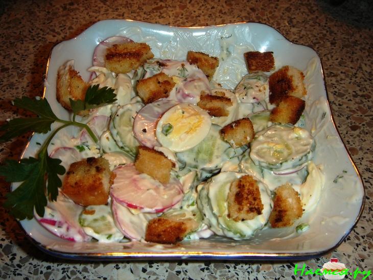 Салат весенний с крутонами Салат весенний с крутонами