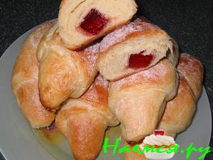 Рогалики из слоеного дрожжевого теста