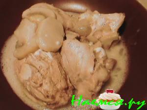 Курица в сметане с шампиньонами