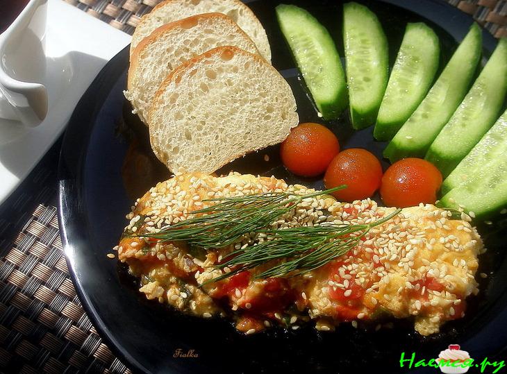 Омлет с зелёным лучком и помидорками