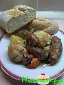 Колбаски, запеченные с овощами и травами