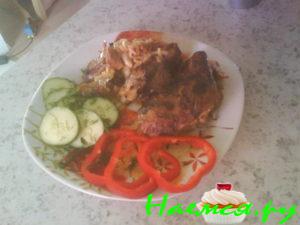 Свиная рулька запеченная под соусом