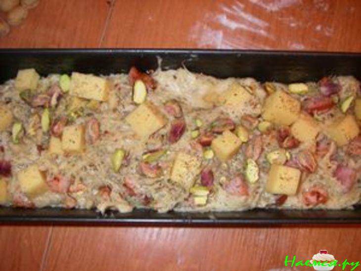 Закусочный хлеб с сыром и копченой грудинкой