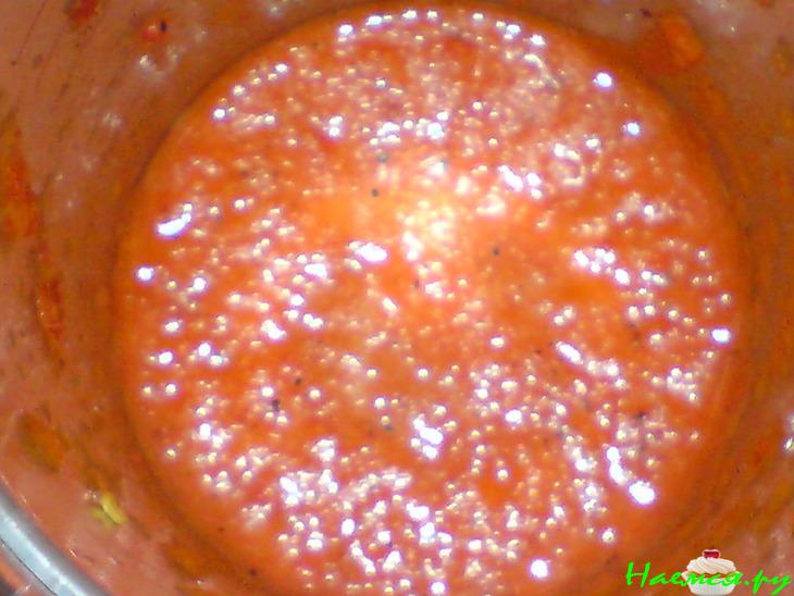 Рулетики из баклажанов с брынзой, кедровыми орешками и пастой из паприки