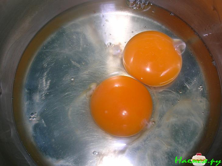 Рулеты-омлеты с творожным сыром и листовым салатом Рулеты-омлеты с творожным сыром и листовым салатом