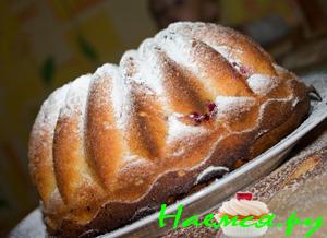 Творожный кекс с вишней и клубникой