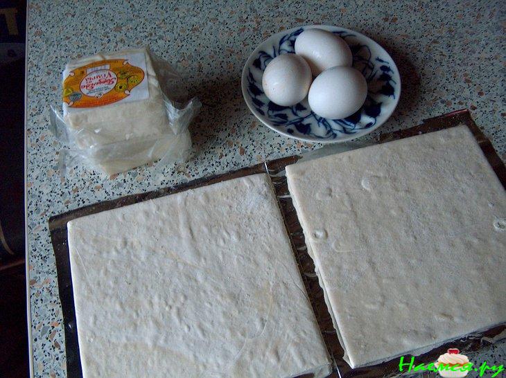 Банница из слоеного теста с сыром