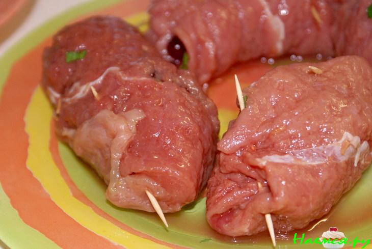 Рулеты из телятины с клюквой