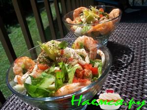 Салат с креветками и кальмарами