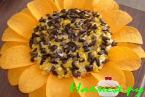 Салат "Подсолнух" куриный с маринованными огурчиками