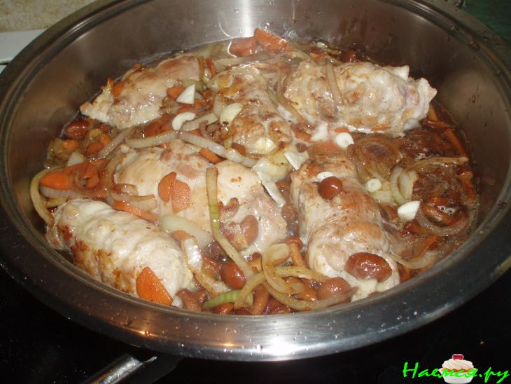 Куриные рулетики с опятами и чесноком
