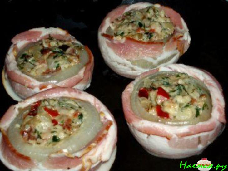 Фаршированый лук в беконе