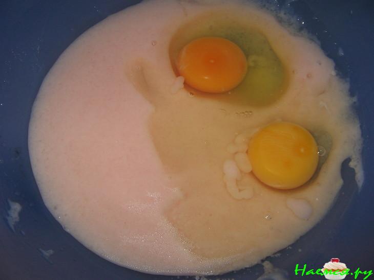 Пирог со сливой и красной смородиной