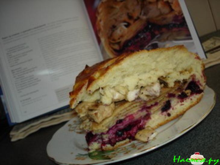 Пирог с курицей и смородиной