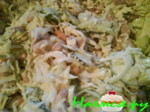 Салат из капусты с фасолью