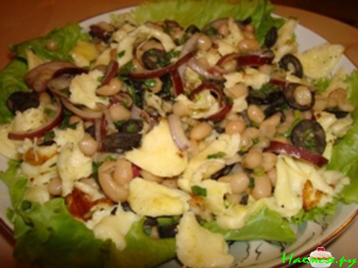 Салат с сулугуни и фасолью