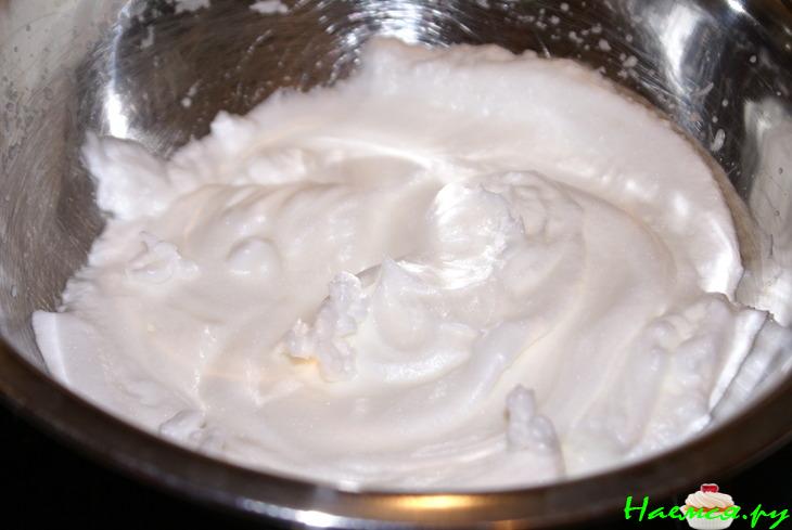 Творожный пирог с малиной и белым шоколадом