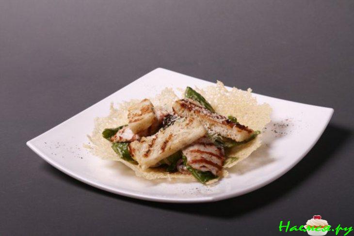 Салат "Цезарь" с чесноком и пармезаном