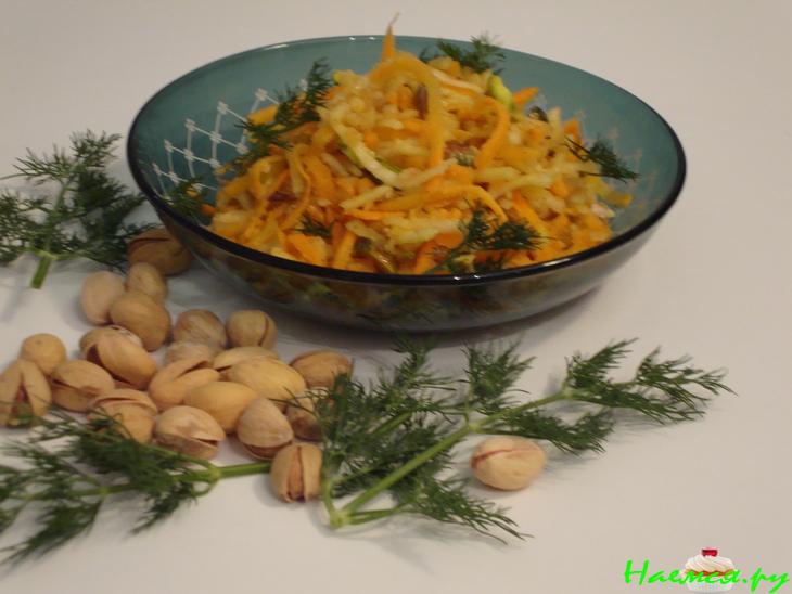 Салат из кольраби с морковью и фисташками