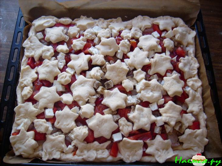 Пирог рыбный с паприкой, помидорами и моцареллой