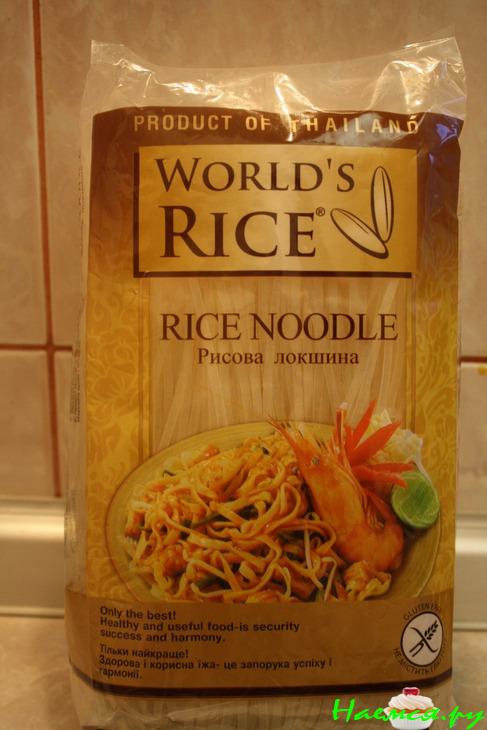 Рисовая лапша с мясом, овощами и орехами