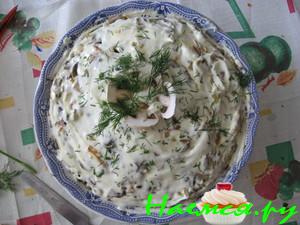 Слоеный салат с грибами и крабовыми палочками Слоеный салат с грибами и крабовыми палочками